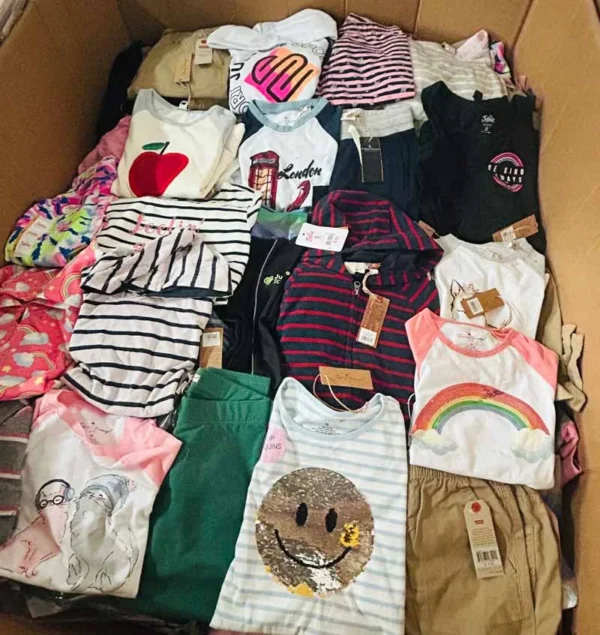 Contenedor de Ropa de Marca para Niños